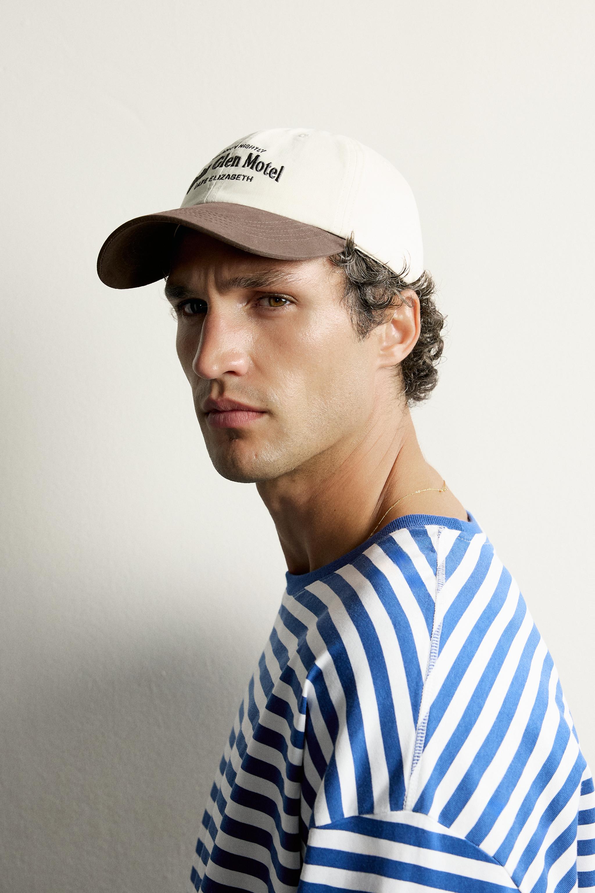 CASQUETTE CONTRASTE INSCRIPTION BRODÉE